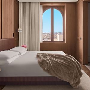 Camera skyline con letto king size ai piani superiori